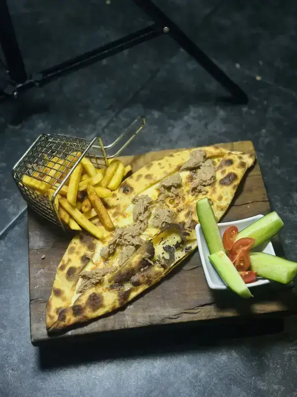 PASTIRMALI KAŞARLI PİDE