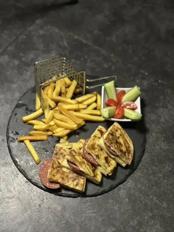 PASTIRMALI KAŞARLI TOST